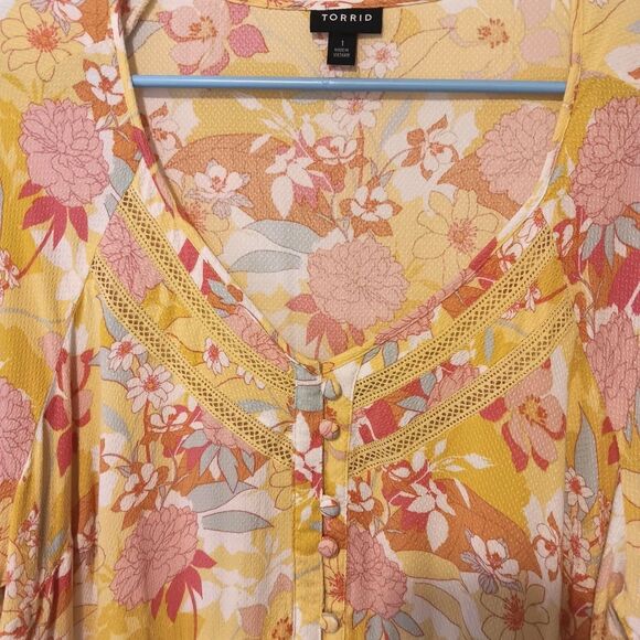 Torrid Yellow Floral Babydoll Blouse 3/4 Ruffle Sleeves Lace Trim Sz 14/16 - Picture 3 of 14